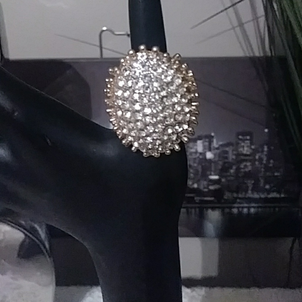 Large very beautiful rhinestone and gold ring.